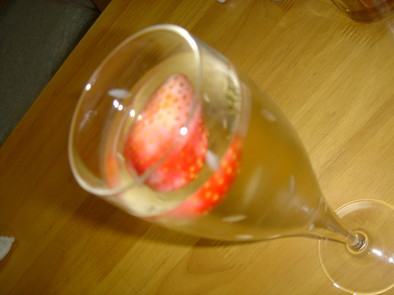 イチゴ風味の白ワインの写真