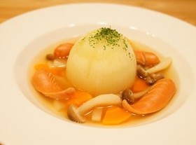 まるごと新玉ねぎのコンソメスープ