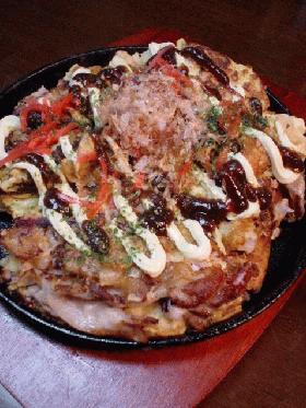 鉄板でふっくら焼く「ミックスお好み焼き」