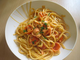 スモークサーモンのトマトクリームパスタ