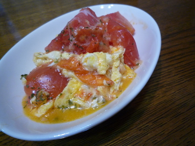 トマトとぷるぷる卵のチーズ炒めの写真
