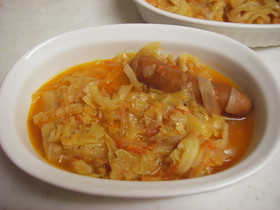 キャベツとトマトのソーセージ煮込み
