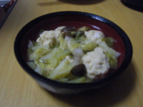 鶏団子と春キャベツの煮物