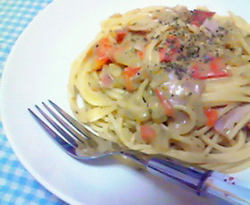 バジルとトマトのチーズクリームパスタ