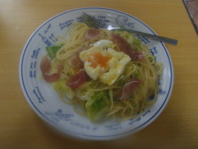 生ハムと春キャベツのパスタ+半熟玉子