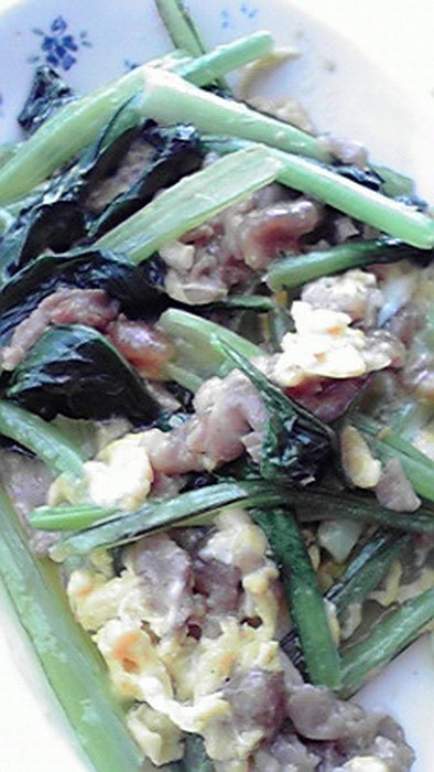 小松菜と豚こまの卵とじの写真