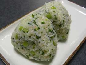 野沢菜漬けとちりめんじゃこのおにぎり