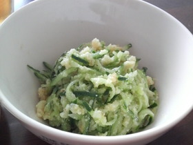 きゅうりと揚げ玉のチーズ和え。