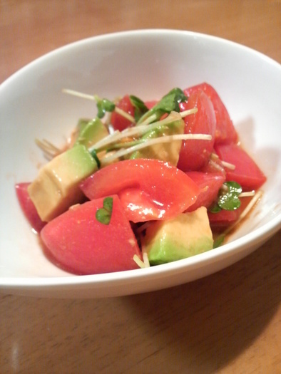 トマトとアボカドのツンとくるサラダの写真