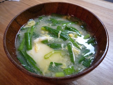 ニラ玉豆腐の味噌汁の写真