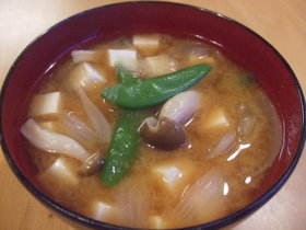 春~✿新玉ねぎとスナップえんどうの味噌汁