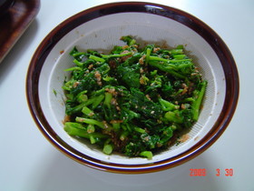 ゆきなのすりごまと梅肉あえ