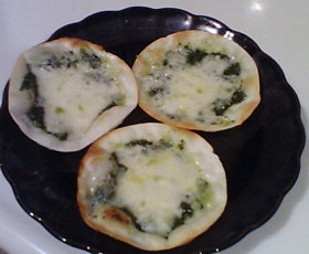 バジルペーストで餃子の皮ピザ