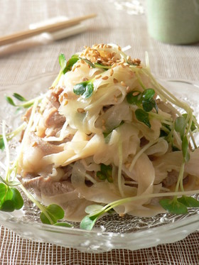 新玉ねぎと豚肉のガーリックマヨ味サラダ この組み合わせ最高 豚肉 で作る絶品レシピ Naver まとめ