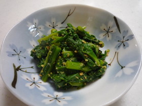粉末ピーナッツで菜の花の和え物
