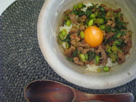 刻み牛肉と青梗菜のピリ辛コクうま丼
