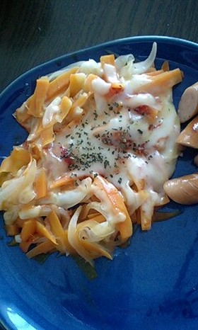 玉ねぎと人参の蒸し焼きグラタン風