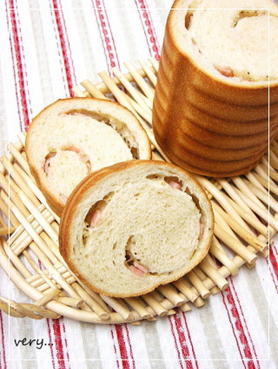 新たまねぎとハムをクルクル♪トヨ型パンの写真