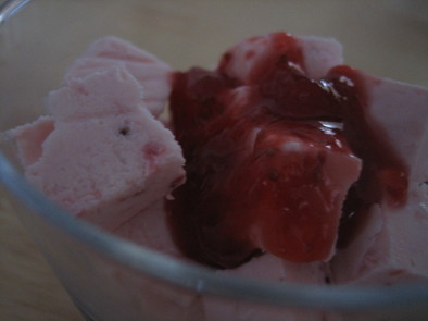 イチゴジャムのクリームチーズアイスの写真