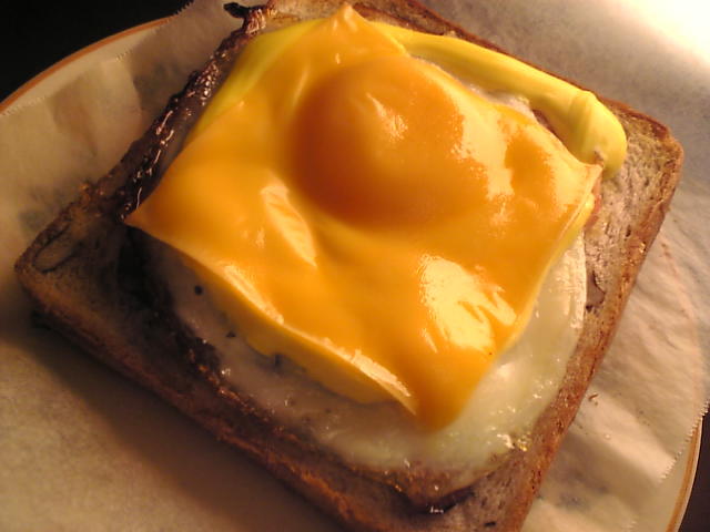 ベーコンエッグチーズマヨネーズトーストの画像