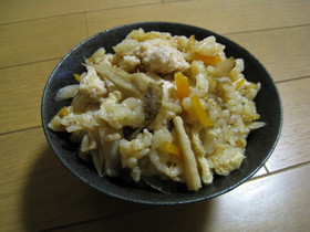 鶏ひき肉ごぼうの野菜たっぷり炊き込みご飯