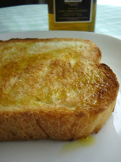 シンプルに♪オリーブオイルが薫るトーストの写真