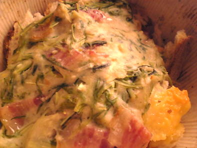 ベーコンと水菜とパンのチーズ風味グラタンの写真