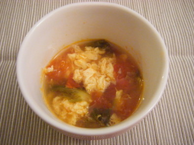 トマトとレタスの卵スープの写真