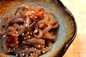 梅と塩昆布のこんにゃく炒め