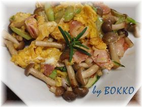キノコとベーコン入りスクランブルエッグ
