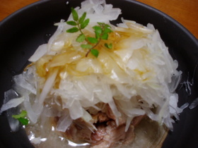 ヘルシー!鮭の中骨缶の新玉ねぎのせ!