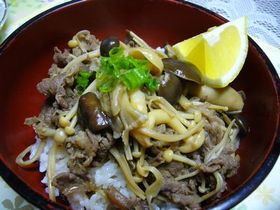 母の!たっぷりたっぷりキノコ丼