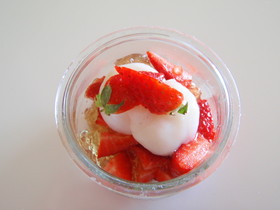 もちもち☆苺ゼリーのせ白玉だんご