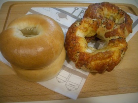 プレーンベーグル&チーズペッパーベーグル