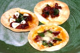 パリパリ餃子の皮でミニピザ❤