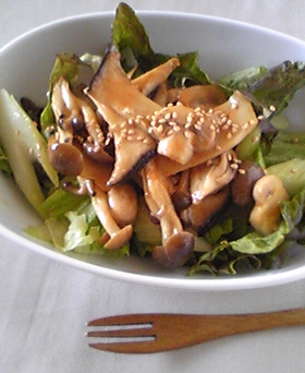 焼きキノコたっぷりのっけサラダ