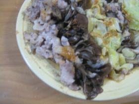 超簡単!豚ときのことキャベツのレンジ蒸し