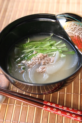 家族に好評!たまねぎと挽き肉の味噌汁