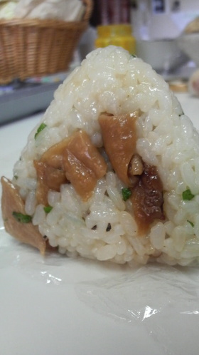 鶏皮と大葉のおつまみおにぎり