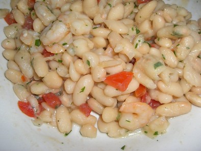 白いんげん豆とえびのサラダの写真