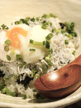 江ノ島のシラス丼,温泉玉子のっけ!