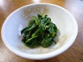 粉末ピーナッツでほうれん草の和え物
