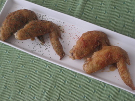 赤と緑の手羽先の唐揚げ