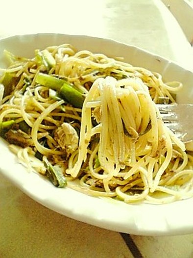 鯖と葱のカレー風味のスパゲティの写真