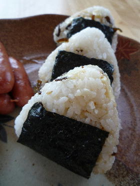 塩昆布とチーズのおむすび