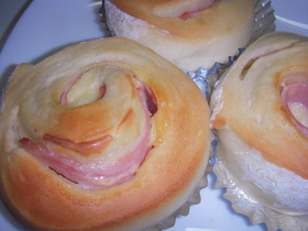 炊飯器で発酵パン(ハムチーズロール)
