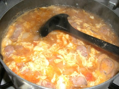 トマトと卵とウインナーのスープの写真