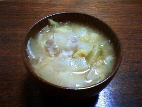 ダシいらず!豚バラ肉とキャベツの味噌汁