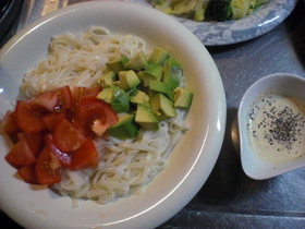 トマト&アボカドのサラダうどん