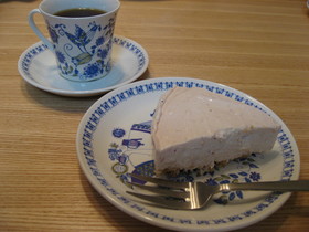 混ぜて冷やしておいしい苺レアチーズケーキ